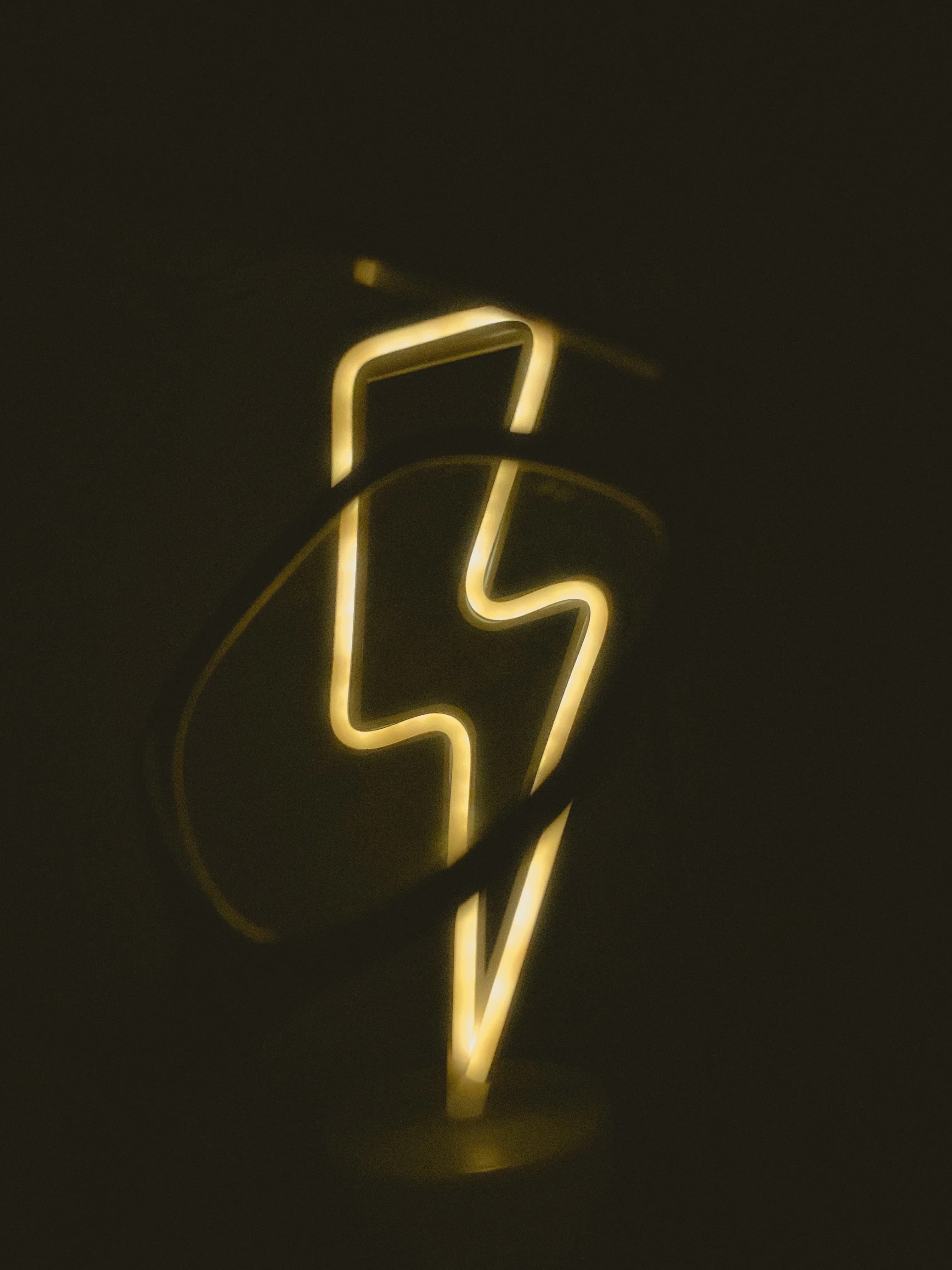 Dušan Elektro - Diplomirani inženjer elektrotehnike sa više od 12 godina iskustva u elektroinstalacijama u Smederevu